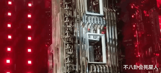 明星|明星状况比晚会更精彩：有人打绷带上台，有人边唱边抖，有人抢戏