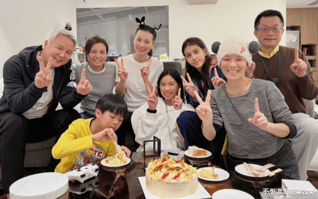 张庭|张庭为孩子过生日，不化妆还露额头，51岁素颜竟比12岁女儿还好看