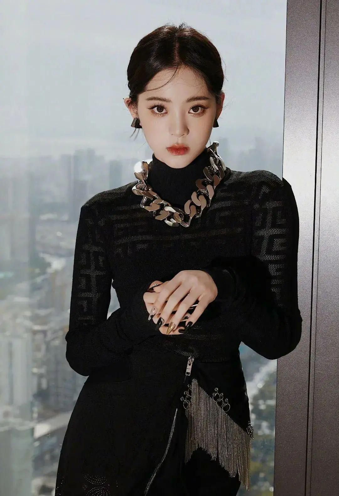 时尚圈的奇葩大喵 娜比掌握什么氛围感密码？凭富家千金风登颜值巅峰，官方教程来了