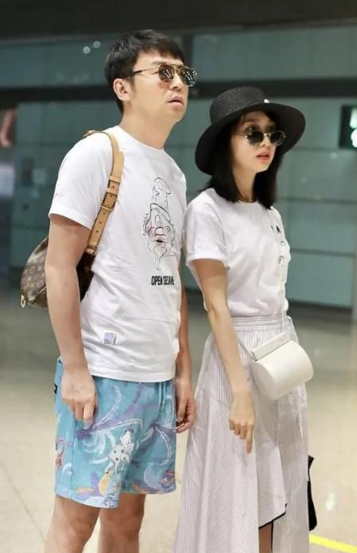 美人哒 雷佳音老婆有张“旺夫脸”,绿纱衬衫配阔腿裤,气质嫩得像少女