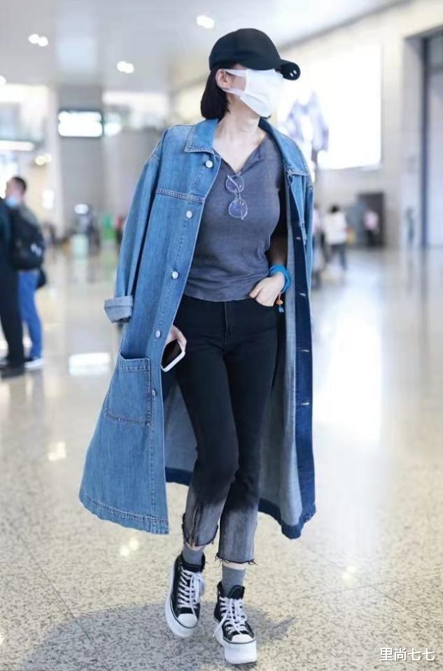里尚七七 纯欲风算是被许晴玩明白了！一身牛仔看似休闲，针织小衫才是关键