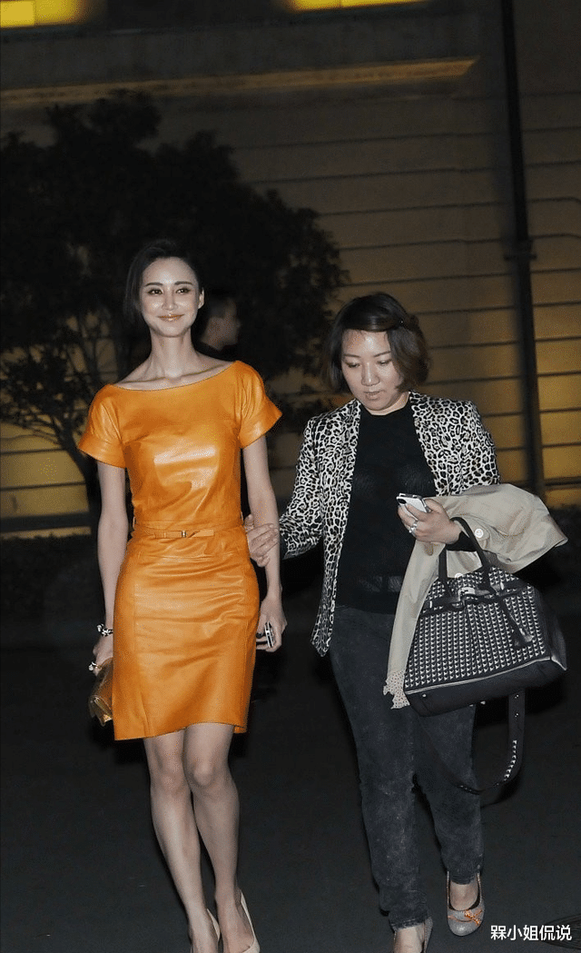 槑小姐侃说 被张歆艺骨感身材惊艳，穿紧身皮裙非但没勒出赘肉，反而仍有空隙