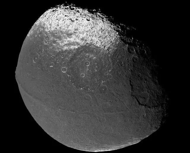土卫八,长达1300公里的“缝合线”,科学家怀疑该星球是废弃UFO?