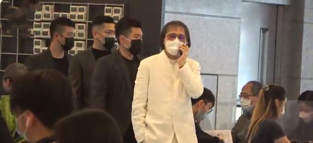 辰仔 62岁上海仔获释后仍潇洒，仨保镖陪伴买红酒，经典“冬菇头”再现