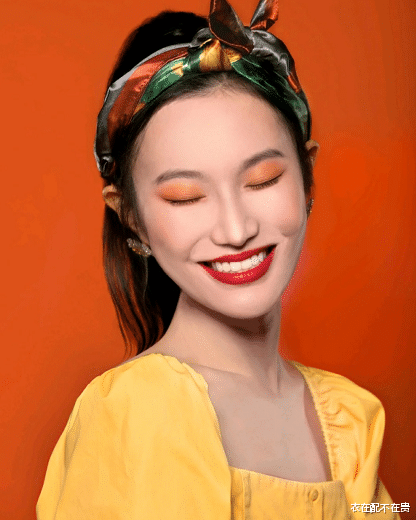 更年期|韩雪穿大衣走机场显气质，脸和迷你手拎包差不多大小，不愧是名媛