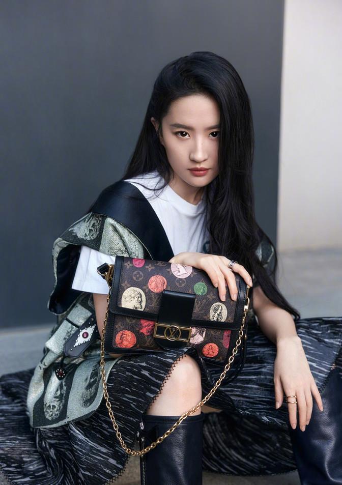 方脸妹说时尚|34岁刘亦菲这眼神太绝了,穿盔甲式西装配漆皮长靴,盖不住这锋芒