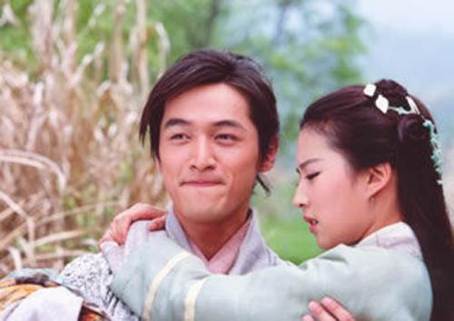 刘亦菲|刘亦菲已和胡歌结婚？小腹突出疑怀孕，此前也和宋承宪传出过婚讯