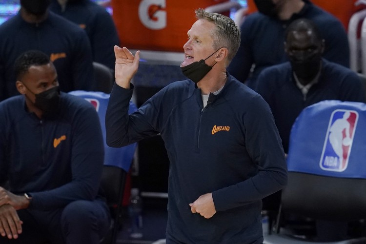 史蒂夫·科尔|破案了，对阵湖人关键时刻，科尔为何不喊暂停？库里经历给出答案