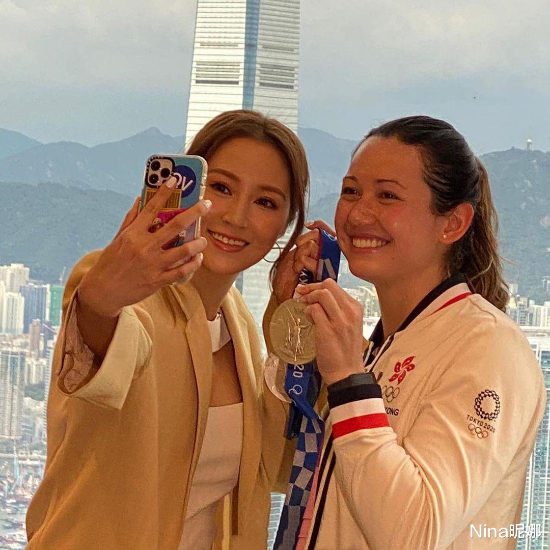Nina昵娜|千亿媳妇徐子淇追星成功!穿垫肩西装同娘家选手自拍合影,一脸迷妹样真美