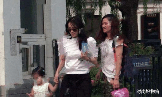 时尚好物官|网友偶遇章子怡接女儿放学，私下打扮接地气，素颜却不忘画眉毛