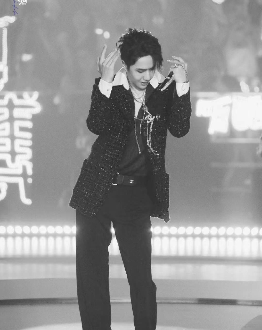 王一博|王一博 “绿色环保”家族演唱会，一曲《无感》扭到你心里了没？