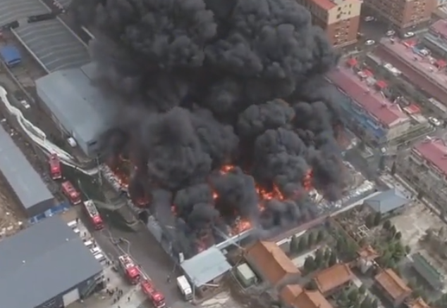 焰冰聊生活 突发！山西一粮油仓库燃起大火，黑烟翻滚腾空而起，伤亡情况不明