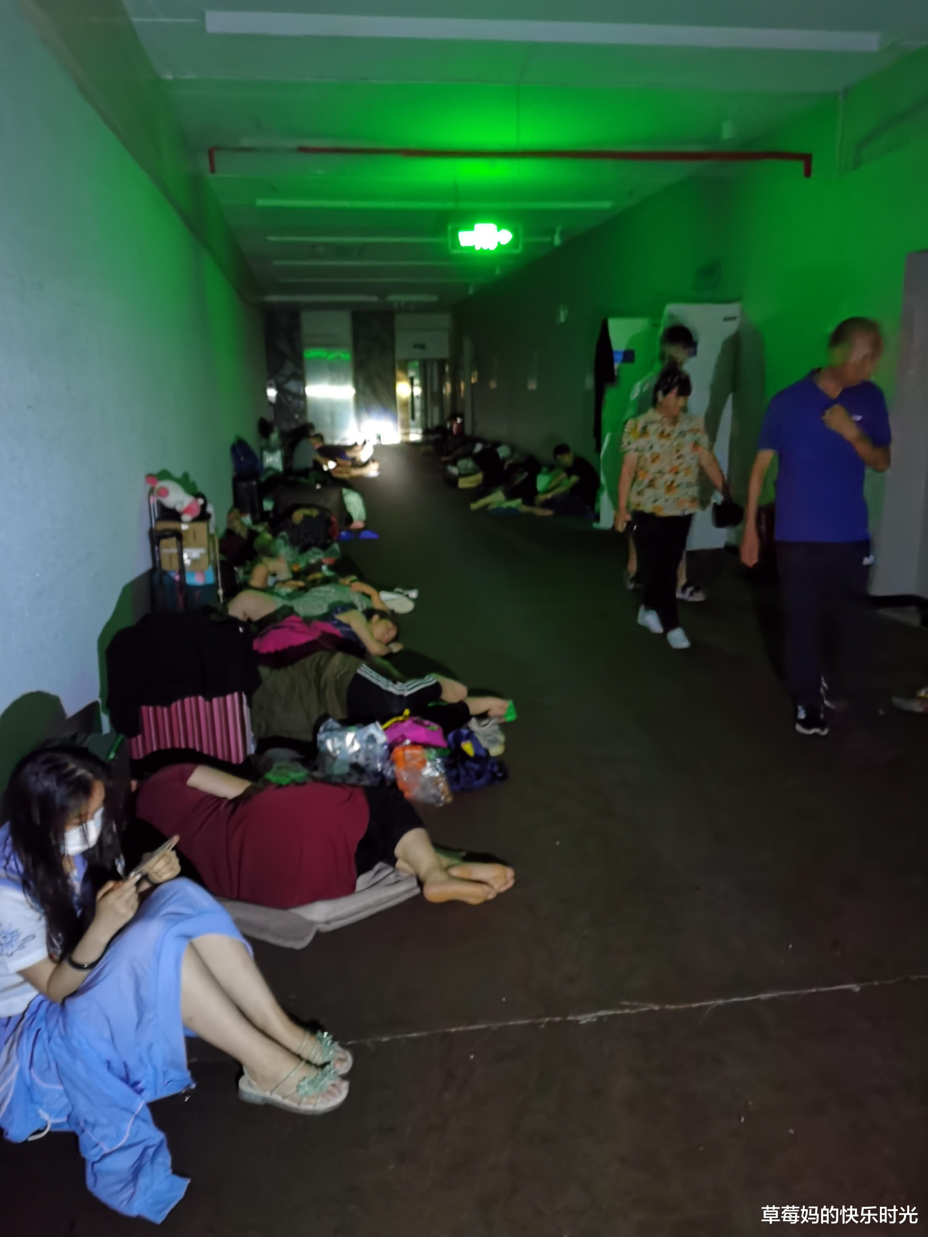 郑州|郑州一酒店暴雨夜房价暴涨至两三千元，引争议后公开致歉，市监局介入调查