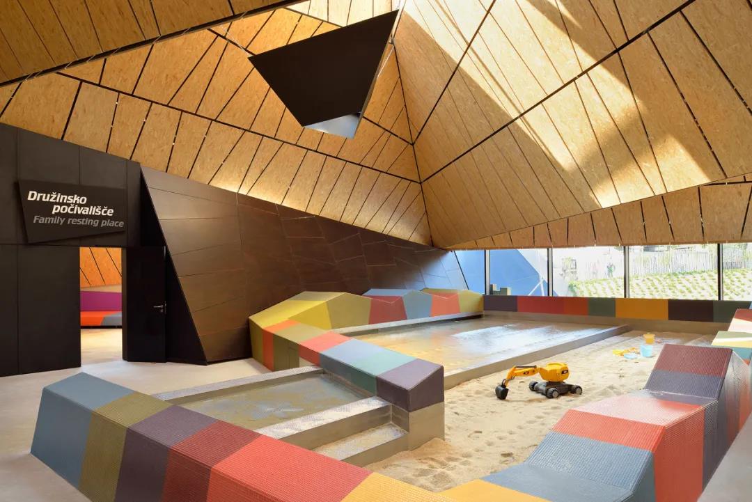 亿伽设计│温泉设计│洗浴设计│酒店设计│特玛利亚家庭健康中心：用几何屋顶围住的游泳池