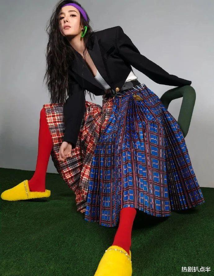 杨幂|杨幂新杂志大片翻车了，脸型奇怪鼻孔瞩目，服装造型还撞款林永健