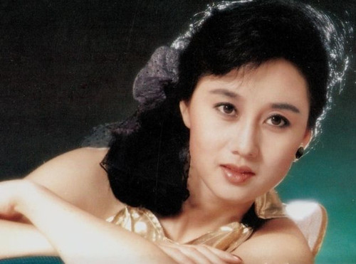 何超欣|12岁被父亲送别墅，赌王坐轮椅也要参加家长会，何超欣神似利智！