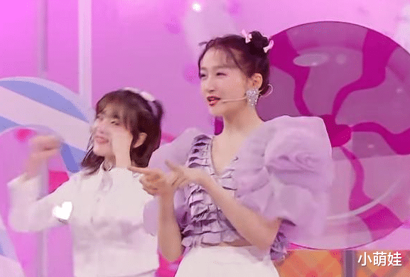 吉娜·爱丽丝|关晓彤穿5cm上衣跳舞，当她转身露出后背，难怪宋亚轩羞到耳朵红