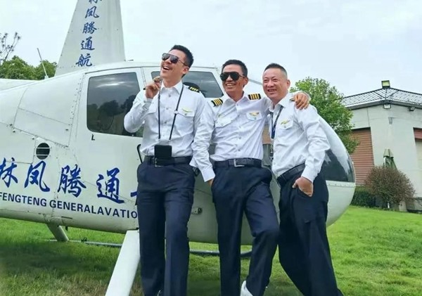 王宝强|王宝强考直升飞机驾照，穿白衬衫戴黑超，飞行员都忍不住夸他帅气