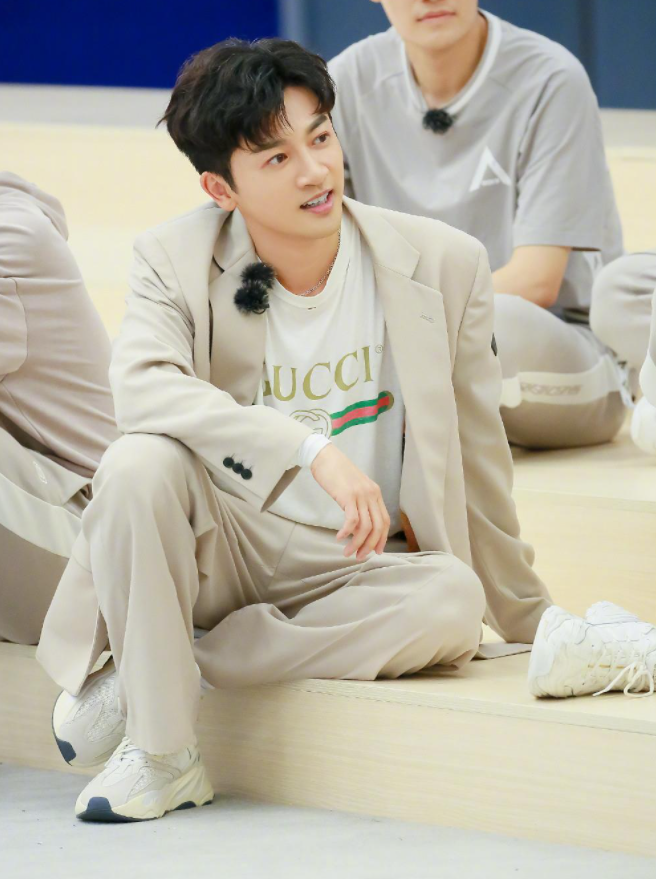 西装|50岁陈志朋瘦身成功，穿粉西装搭配“鸳鸯鞋”，帅回小虎队时代