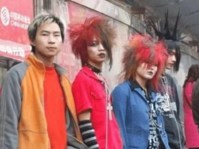 杀马特|“葬爱家族”创始人罗福兴，杀马特们的偶像，时隔十年现状如何了