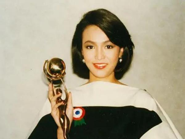 日记每页都有我很爱你|梁朝伟郑裕玲同框，86版《倚天屠龙记》“母子”相逢，满满回忆杀