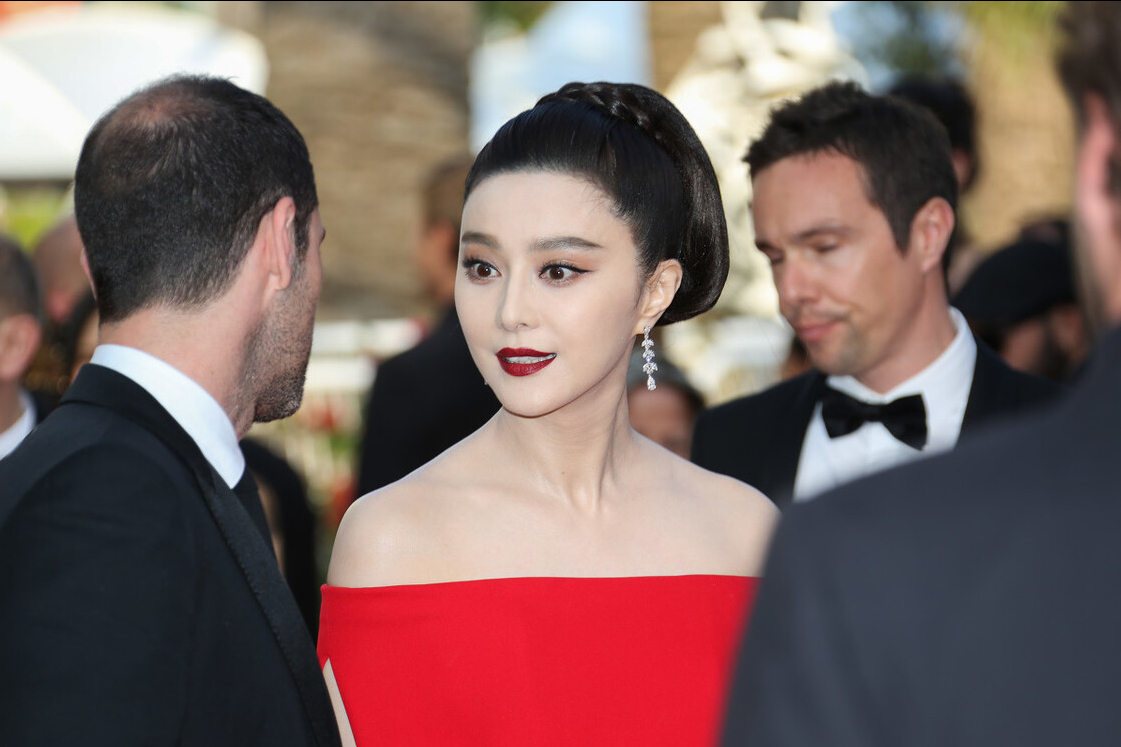 范冰冰|范冰冰主动扑向冯小刚怀里，冯小刚的下意识反应，揭开两人的真实关系