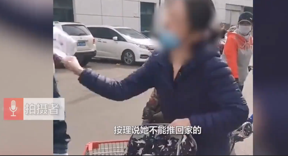 前方社会冲锋号 嚣张跋扈惯了！女子交一元押金欲推走购物车，被拒后报警怒怼店员，女子：一元钱送给你买花圈吧！