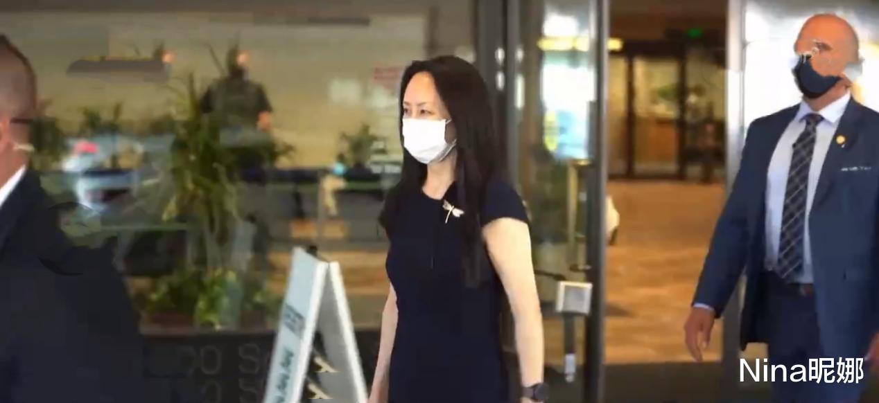 Nina昵娜|孟晚舟心疼真好！穿小黑裙戴蜻蜓胸针打扮精致，挽律师手笑得合不拢嘴