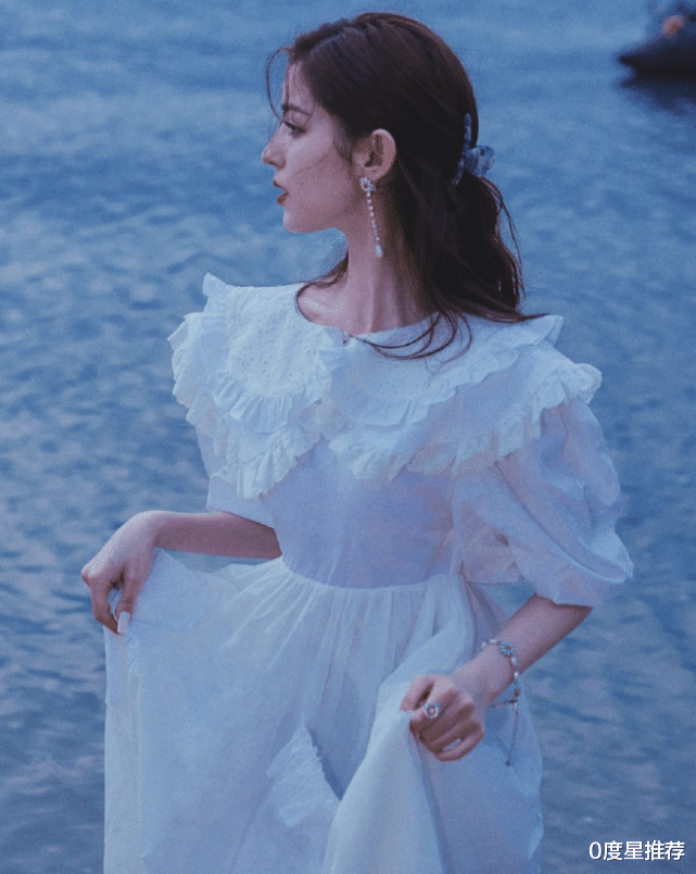 迪丽热巴|曾被夸颜值完胜迪丽热巴，今穿上衣只打一个结，25岁已美出天际