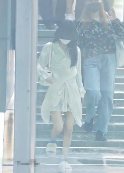赵丽颖|赵丽颖在机场被偶遇，穿着时尚气质佳，细节暴露现状，网友：心疼