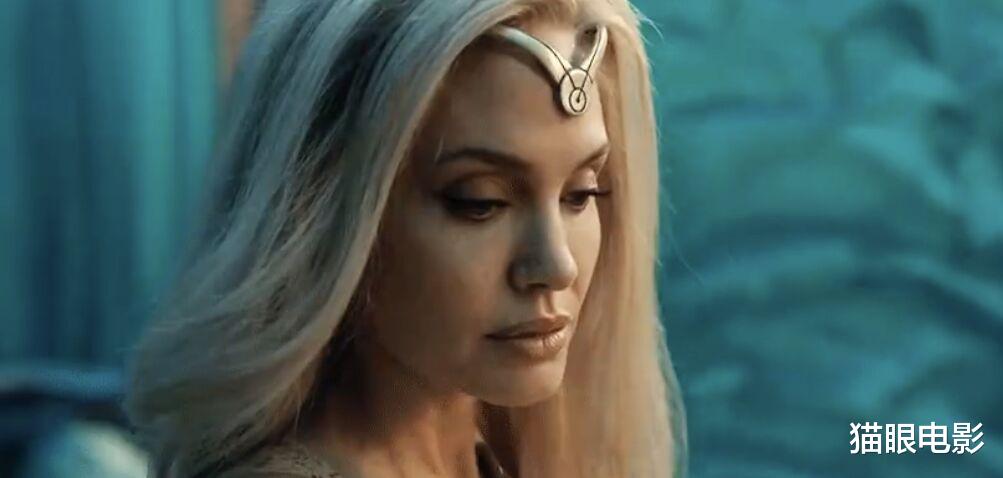 安吉丽娜·朱莉|45岁安吉丽娜朱莉带娃出街，深v小蛮腰太抢镜，比女儿还有少女感