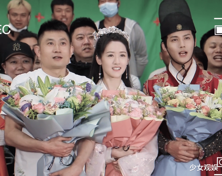 袁冰妍|《祝卿好》杀青，袁冰妍更博晒照，原相机下的模样不神似颖宝了