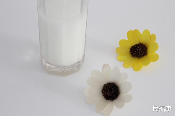 牛奶|中老年人每天喝牛奶和不喝牛奶，身体会有差异吗? 解开你的疑问