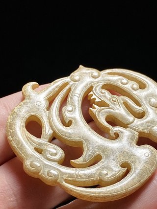 和田玉籽料|汉 和田玉籽料沁色 镂空 龙凤纹玉珮