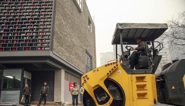 宇探百科 湖南怀化：工人刚铺上水泥，老人便骑车通过，结果陷入泥潭无人帮