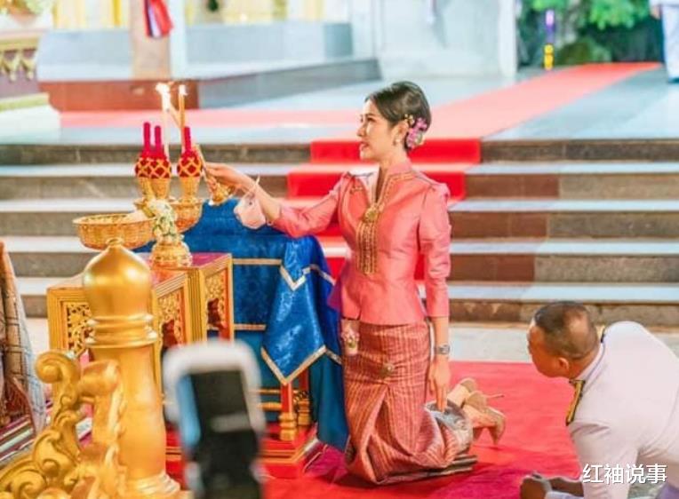 诗妮娜|诗妮娜太会撒娇了！大合影时突然抱住大腿，泰王宠溺配合娇妻