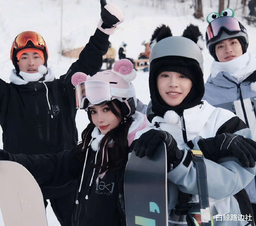 Angelababy|杨颖工作不忘带娃！5岁小海绵到妈妈腰部，骑行李箱上可爱又活泼