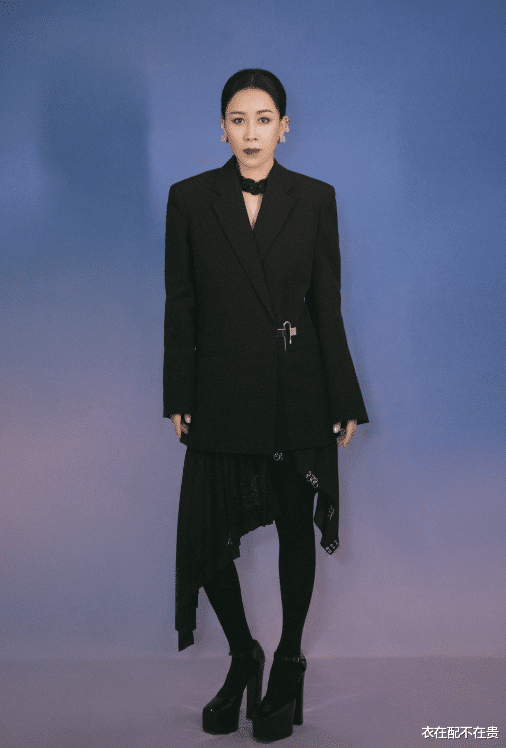 衣在配不在贵|那英退出《中国好声音》录制,裤裙叠穿优雅有范,配色简单却大气