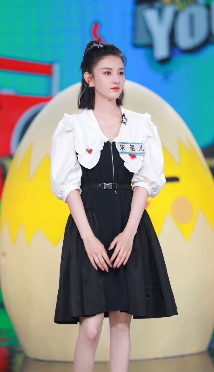 八只爪的猫|大衣哥儿媳晒照为灾区加油,穿娃娃领甜美可爱,滤镜下成蛇精脸