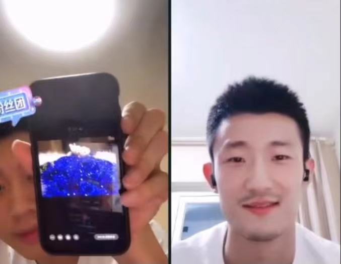 谌龙|许昕大红唇变客服姐姐，妻子吐槽：大妖怪！许昕挖坑谌龙遭媳妇质问