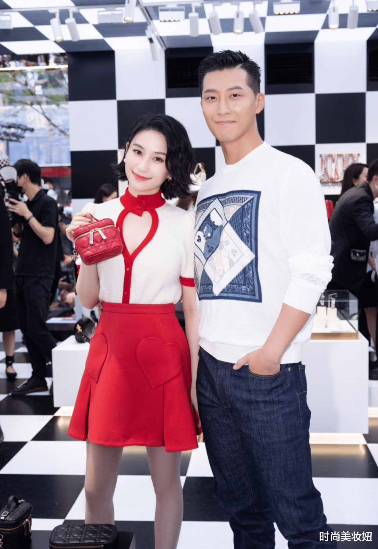 时尚美妆妞|何超莲不愧是“富家千金”，穿针织衫配红色半身裙，气质不输明星