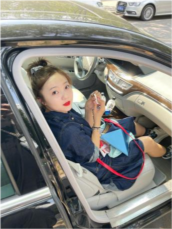 复古|22岁林妙可太显老气！穿牛仔裙竟大翻车，坐200万豪车化妆显贵气