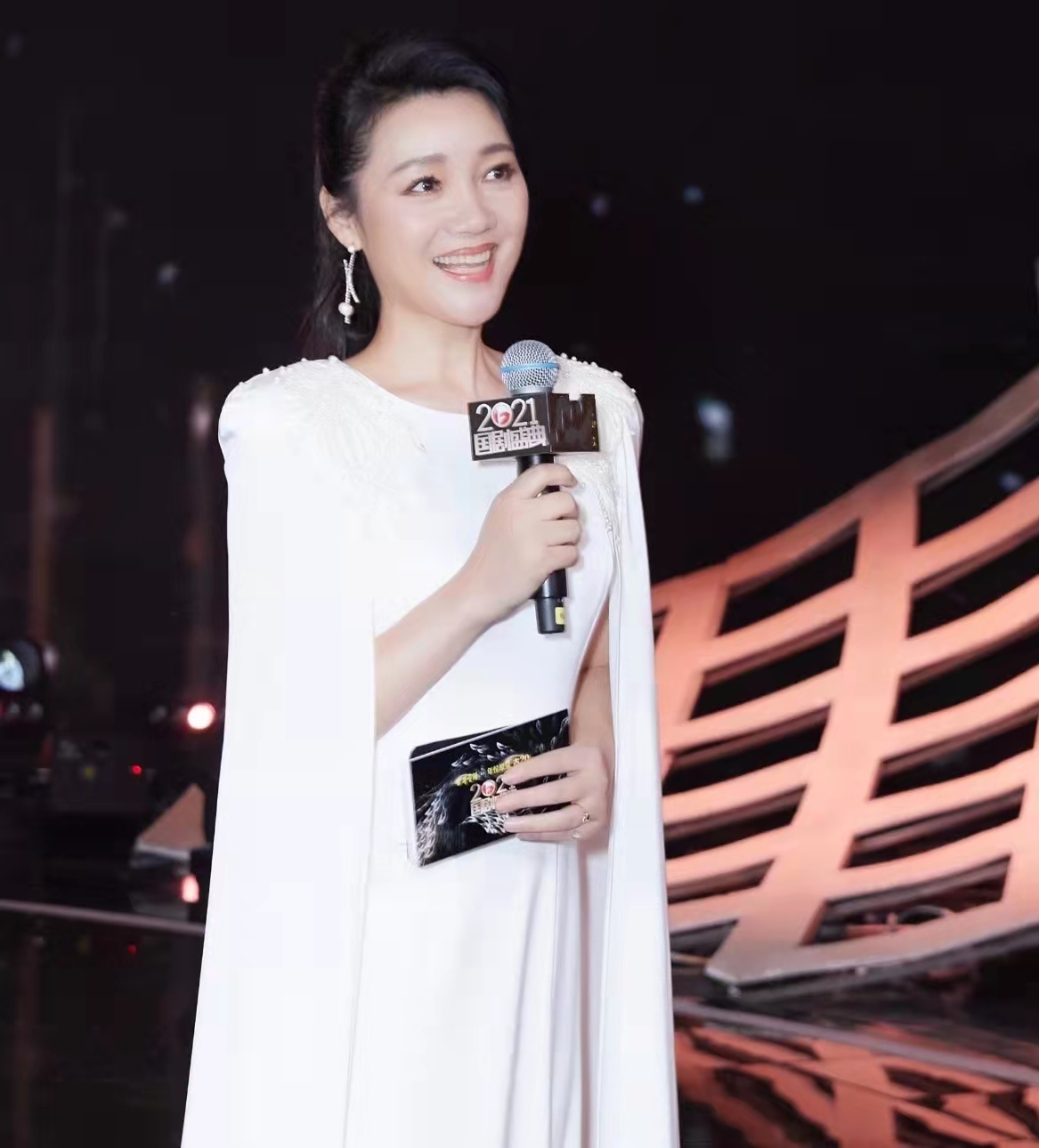 国剧盛典|国剧盛典亮点:周群换三套礼服,扫黑风暴剧组合体,倪萍力赞刘涛