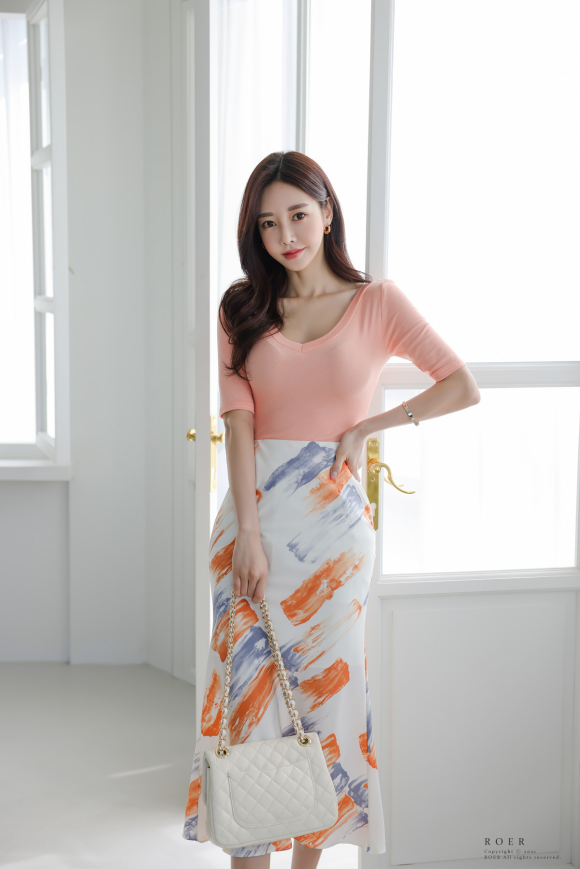 壹品穿搭|女神孙允珠时尚搭配：绚丽油彩粉蜜橘白领淑女衣裙