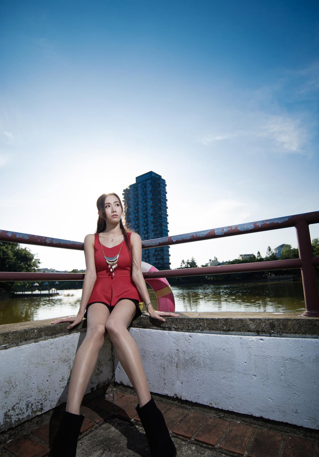 百里守刖|红色无袖小衫搭配黑色的短裤，街范十足，吸睛的红色简约版型