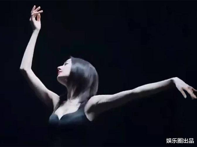 迪丽热巴|迪丽热巴穿尖领长裙拍写真，拍照动作太豪放，被质疑博眼球