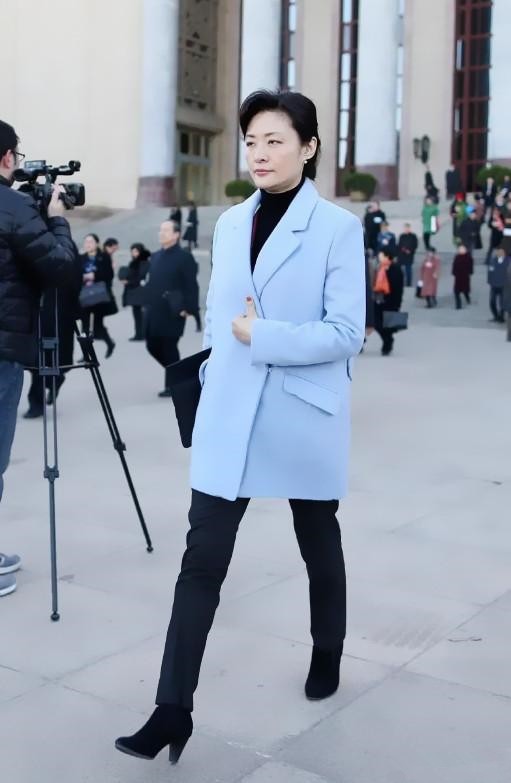 美人哒 53岁周涛比30岁更美,大衣叠穿牛仔衫+白衬衫,看似繁琐却很高级