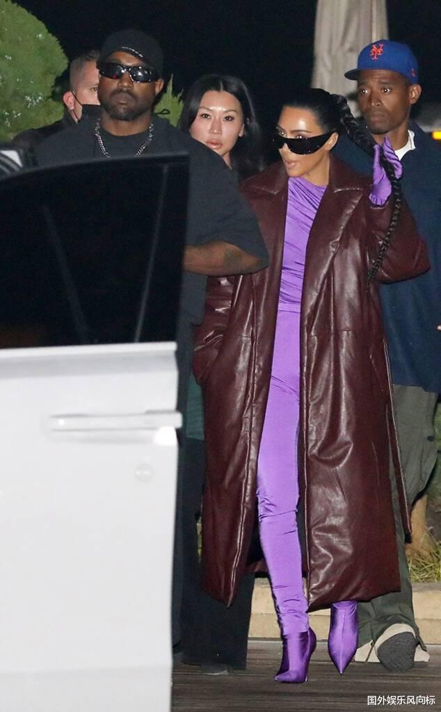 金·卡戴珊|金·卡戴珊离婚8个月后与坎耶·韦斯特约会，穿紫色套装秀身材