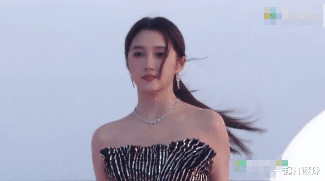 关晓彤|真是败给关晓彤的生图了！与精修图相比，脸大一圈肩厚两倍