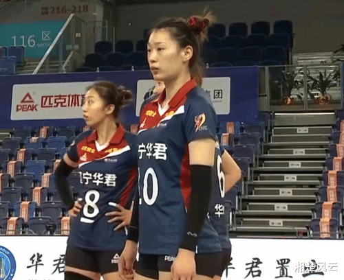 龚翔宇|辽宁女排3-0胜山东队，队员疯狂庆祝，赵勇差点被球砸中反而笑了